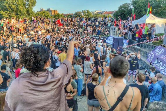 Demonstranten im Görlitzer Park fordern Freiheit für Palästina, umstrittener Zaun im Hintergrund.