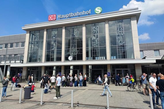 Dortmund Hauptbahnhof mit Bundespolizisten; Szene der Festnahme einer resistenten 14-Jährigen.