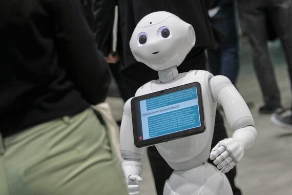 Roboter und Medizintechnologie vereint, symbolisiert Fortschritt durch Künstliche Intelligenz in der Gesundheit.