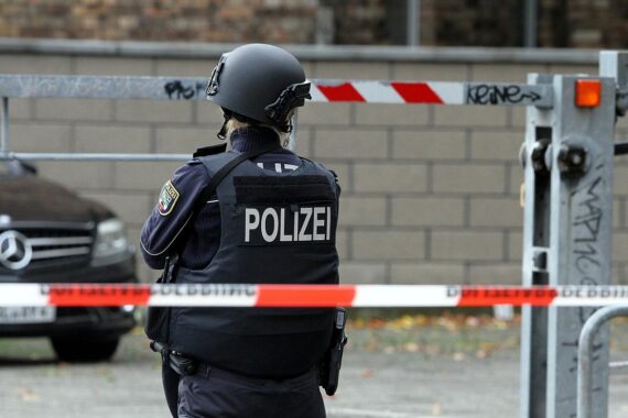 Polizistin an Absperrband, Unfallstelle, Kleinkraftrad, Rettung, Lebensgefahr, Verkehrsunfall, Ermittlungen.