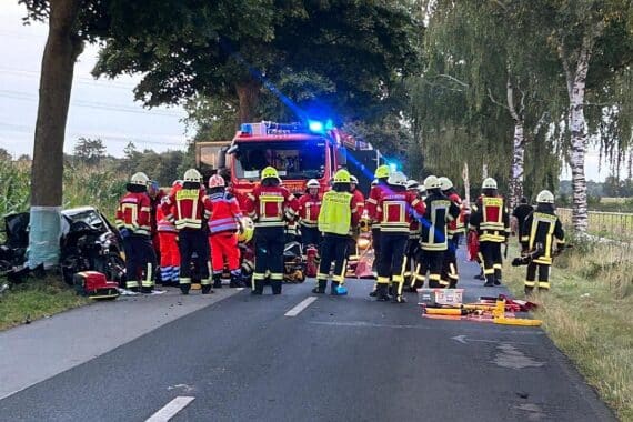 Einsatzkräfte befreien verletzten Fahrer nach schwerem Unfall mit Audi A3 gegen Baum.