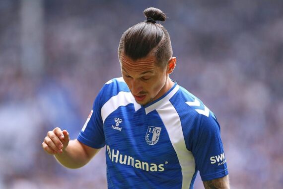 Hannover 96 feiert 3:1-Sieg gegen Magdeburg; entscheidende Tore und starke Defensive im Bild.