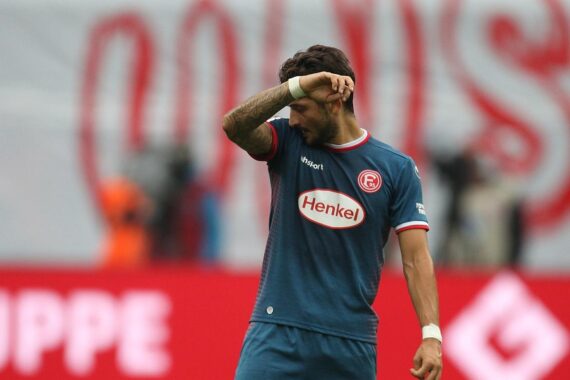 Fußballspiel: Fortuna Düsseldorf gegen Karlsruher SC, 0:0, intensive Atmosphäre, wenige Chancen.