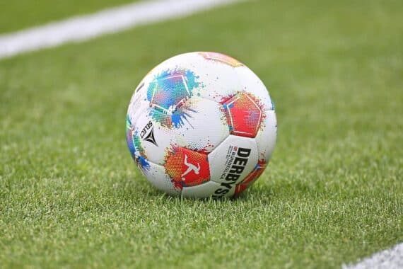 Fußballspiel zwischen Dynamo Dresden und Arminia Bielefeld, Sieg für Dresden mit 2:1.