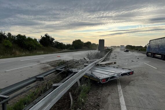 Verkehrsunfall auf A38: Gelöster Anhänger, Zement verstreut, einspurige Sperrung, Reinigung im Gange.
