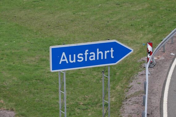 Verkehrsunfall mit Verletzten auf Autobahn, blockierte Fahrbahn, Unfallursache wird untersucht.