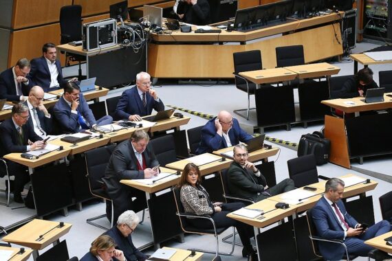 AfD-Abgeordnete diskutieren über den Volksentscheid und die Bebauung des Tempelhofer Feldes.