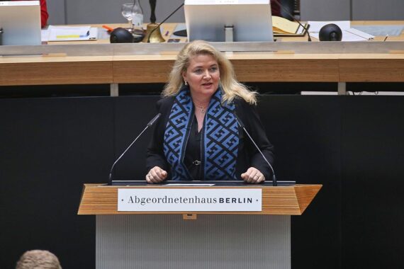 Kristin Brinker steht vor dem Berliner Abgeordnetenhaus und kritisiert Kostenmangeltransparenz.