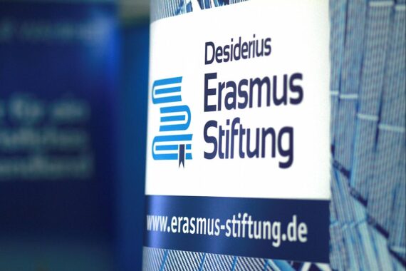 Politische Debatte zwischen SPD, CDU und AfD zur Finanzierung der Erasmus-Stiftung in Brandenburg.