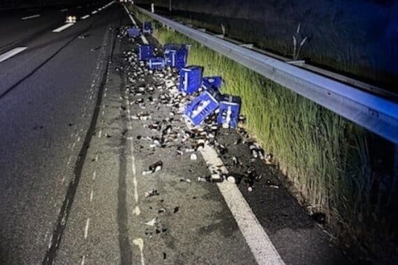 Bierkisten auf der Autobahn, Unfallstelle durch alkoholisierte Lkw-Fahrer, Polizei im Einsatz.