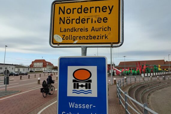 Betrunkener Radfahrer verletzt Fußgängerin auf Norderney; Polizei weist auf Verkehrssicherheit hin.