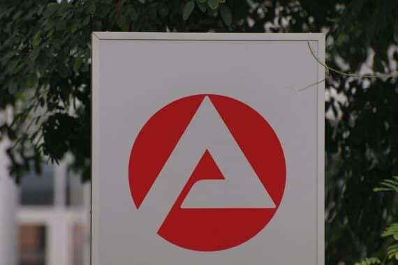 Grafik mit Arbeitslosenzahlen, jungen Menschen, Niedersachsen und Bremen im Fokus.