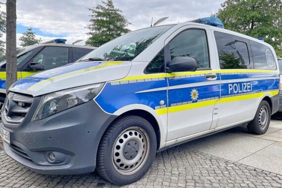 Polizeiauto auf der Straße, um Verkehrssicherheit nach gefährlichem Fahrverhalten zu gewährleisten.