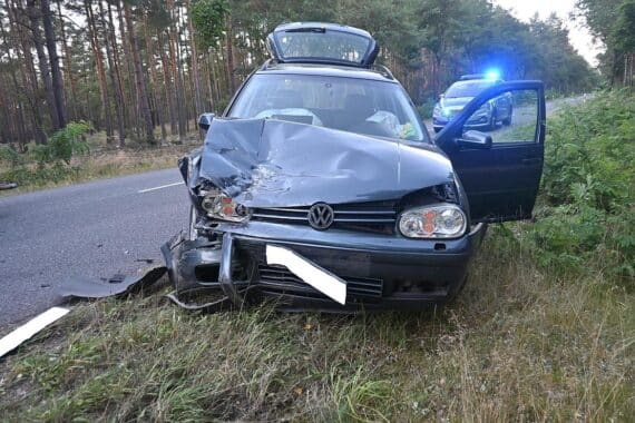 Zwei beschädigte Autos nach Auffahrunfall auf Kreisstraße, Polizei vor Ort, leicht verletzte Personen.