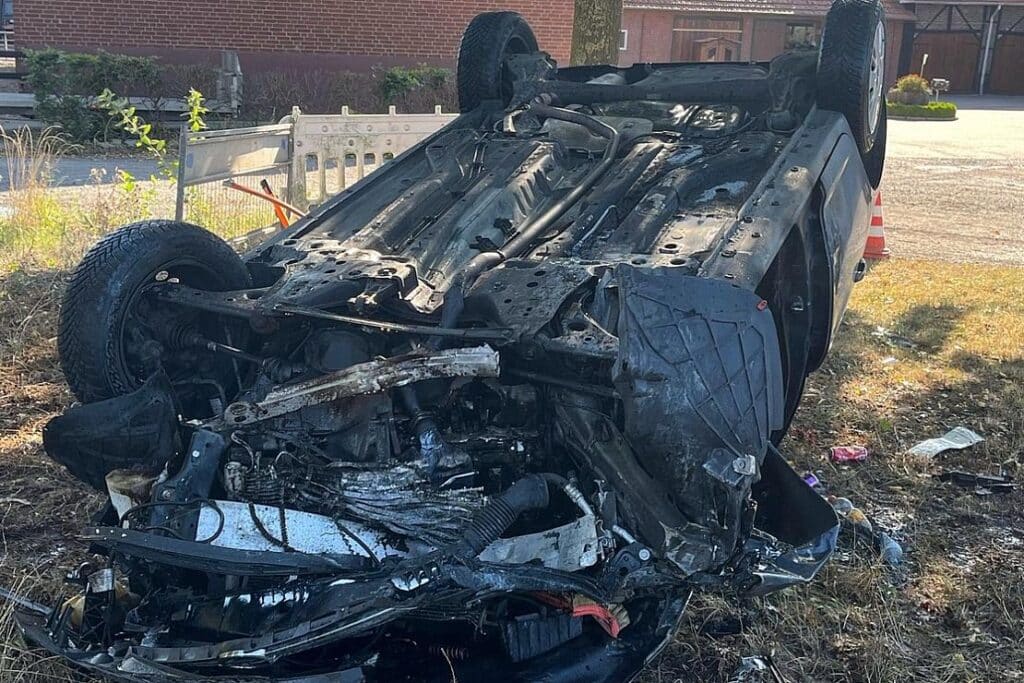 Auto nach Unfall auf K4 bei Senden in Brand geraten