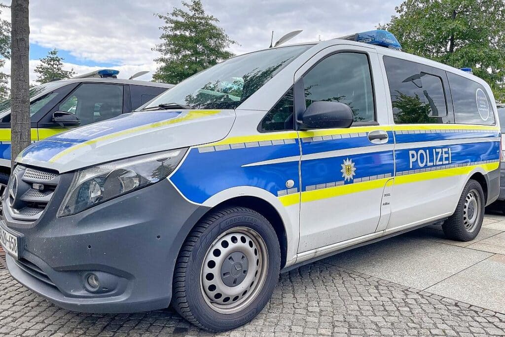 Auto überschlägt sich nach Baumtouchierer in Bückeburg