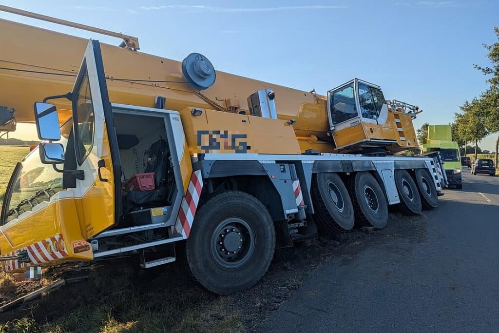 Autokran bei Harsefeld von Fahrbahn abgekommen – zwei Kräne zur Bergung