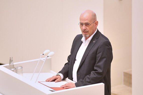 Niels-Olaf Lüders diskutiert Wehrdienstgesetz, kritisiert Militarisierung und fordert Zukunftsperspektiven für Jugendliche.