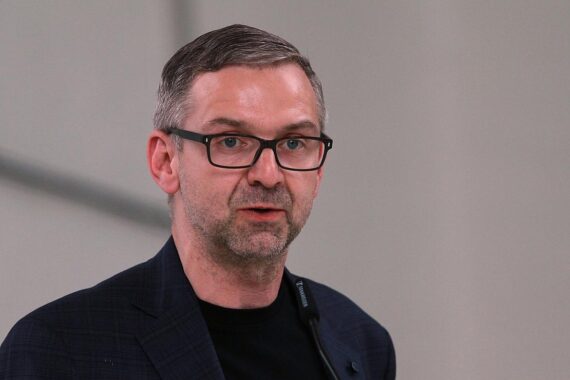 Jens Hentschel-Thöricht präsentiert Antrag für Görlitz als "Kreis des Friedens", betont Diplomatie.