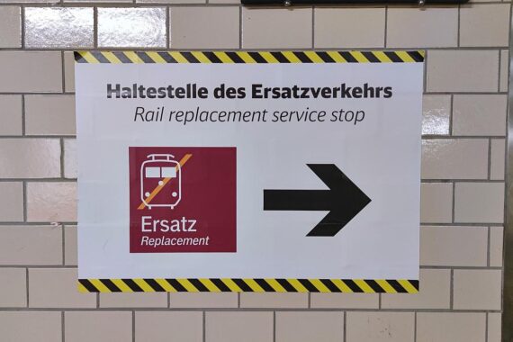 Hinweis auf Schienenersatzverkehr für Stadtbahnlinie 2 in Hannover während Bauarbeiten.