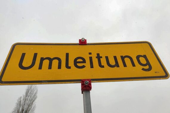 Umleitungsschild an Baustelle, Verkehrssituation mit Zufahrten und neuen Straßen in Ludwigshafen.