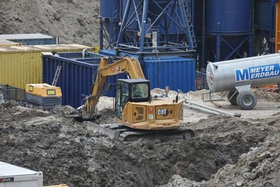 Baustelle mit Arbeiten, Baustellenfahrzeugen und Handwerkern, die Bauprojekte in Sachsen-Anhalt durchführen.