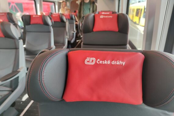 Moderne Züge auf Gleisen zwischen München und Prag, mit Fokus auf bayerisch-tschechische Kooperation.