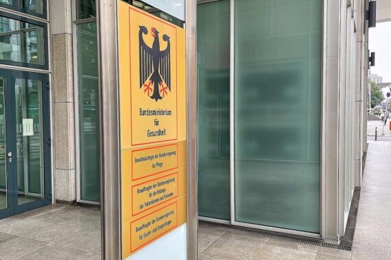 Bayerns Gesundheitsministerin kritisiert Bund wegen Preisbindung bei Online-Apotheken.