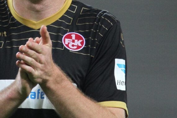 Fußballspiel zwischen Kaiserslautern und Schalke, Fans, Spannungen, Verletzungen, Elfmeter-Sieg, Verkehrsprobleme.