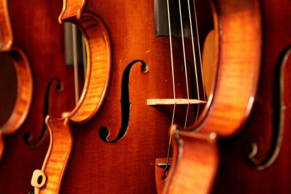 Geigen und Jazzmusiker repräsentieren Berlins Förderprogramme für Jazz im Jahr 2026.