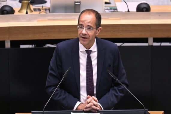 Christian Gräff kündigt Rücktritt als CDU-Abgeordneter und Streben nach Neuorientierung im Gesundheitswesen an.