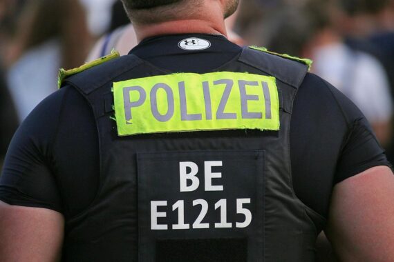 Polizeifoto mit Hinweisen zu einem Bankbetrugsverdächtigen in Berlin. Ermittlungen ongoing.