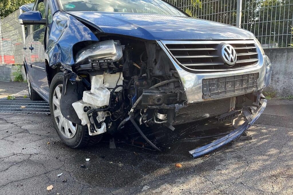 Bielefelder fährt nach Drogenkonsum gegen Metallzaun