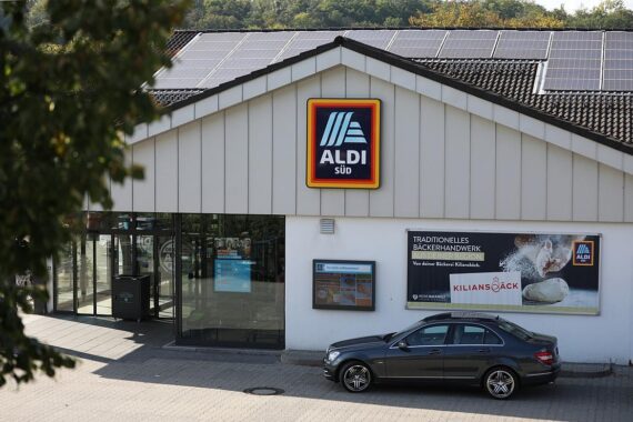 Parkmöglichkeiten bei Aldi Süd für Anwohner nach Geschäftsschluss in Bonn, Pilotprojekt gestartet.