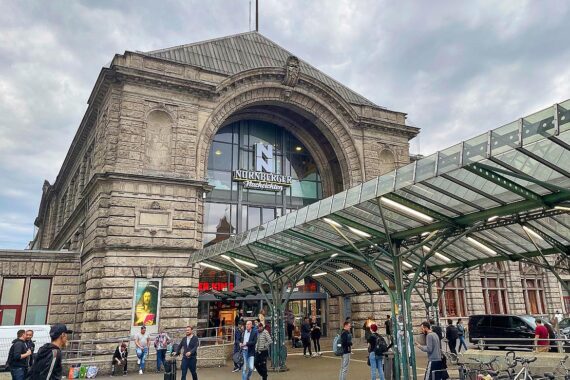 Brand eines Elektrotriebwagens am Nürnberger Hauptbahnhof, Feuerwehr im Einsatz, Rauchentwicklung sichtbar.