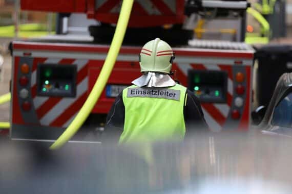 Feuerwehr löscht Brand in Geislinger Mehrfamilienhaus; keine Verletzten, Straßen gesperrt.