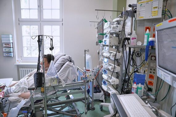 Ein Team von Ärzten analysiert Krebsdaten zur Verbesserung der Gesundheitsversorgung in Brandenburg-Berlin.