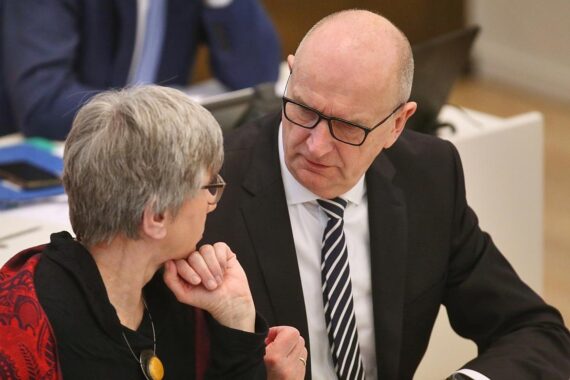 Kathrin Schneider und Dietmar Woidke zusammen bei einer Veranstaltung zur Strukturentwicklung in Brandenburg.