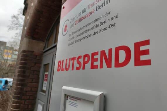 Brandenburgs Ministerin ruft zur Sommer-Blutspende auf, um Engpässen entgegenzuwirken.