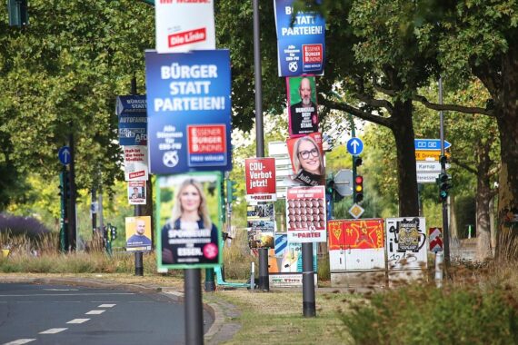 Wahlplakate, die zur Teilnahme an den Kommunalwahlen in Nordrhein-Westfalen aufrufen.