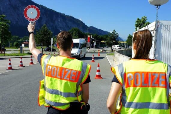 Bundespolizei kontrolliert Pkw an Grenze, festnimmt Männer mit gefälschten Ausweisdokumenten.