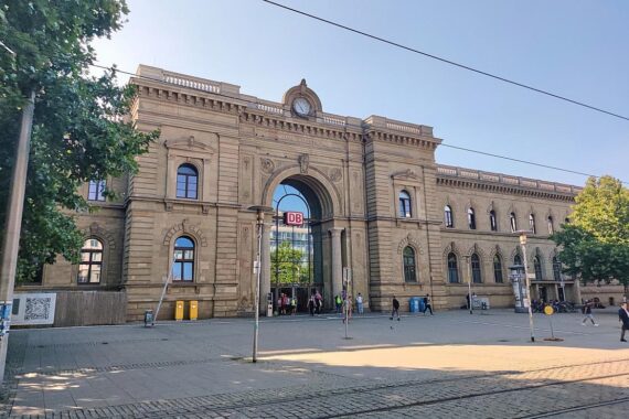 Bundespolizei kontrolliert Passagier, Haftbefehle entdeckt, Festnahme im Magdeburger Hauptbahnhof.