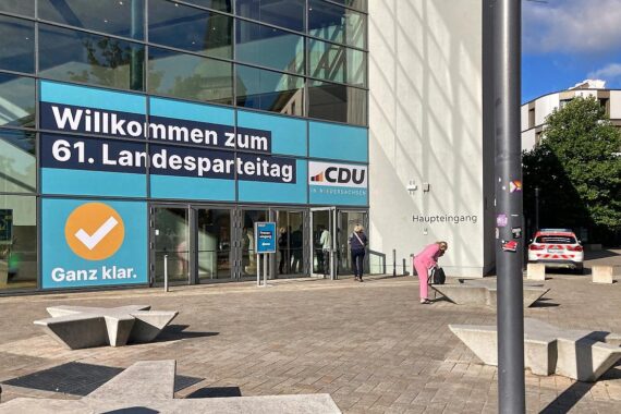 Friedrich Merz spricht auf dem niedersächsischen CDU-Landesparteitag in Osnabrück, Parteimitglieder versammelt.