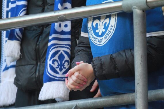 Ein Darmstadt 98 Fan im Trikot, mit Trauer und Hoffnung auf Riedels Zukunft in Spanien.