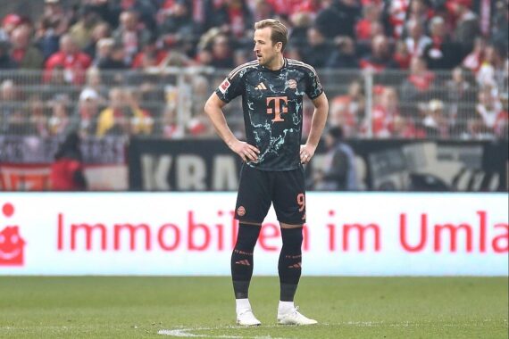 Harry Kane jubelt nach Toren, umgeben von Fans und Mitspielern im DFB-Pokalspiel.
