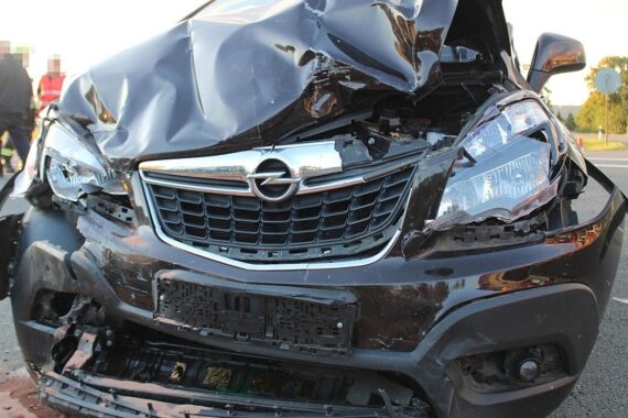 Verunfallte Autos an Kreuzung, Polizei ist vor Ort, Einsatzkräfte kümmern sich um Verletzte.