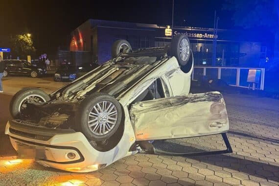 Verkehrsunfall in Aurich: zwei Fahrzeuge kollidiert, ein Pkw überschlägt sich, Einsatzkräfte vor Ort.