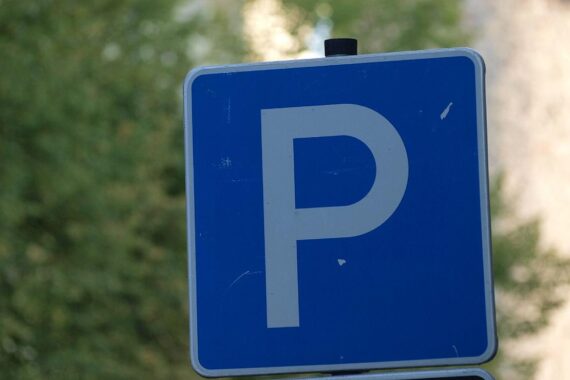Parkplatz-Schild mit Feierabend-Parken in Düsseldorf, neue Standorte für 2000 Stellplätze.