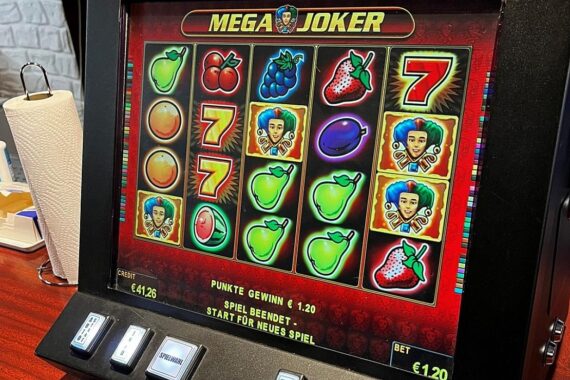 Polizeikontrolle in Duisburg: Einsatzkräfte überprüfen Gaststätten, beschlagnahmen illegales Spielgerät und Haftbefehle.