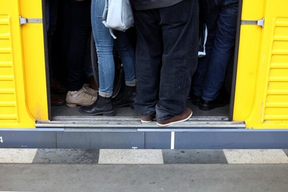 Überfüllte U-Bahn, symbolisiert Pendleralltag und lange Arbeitswege in Sachsen-Anhalt.
